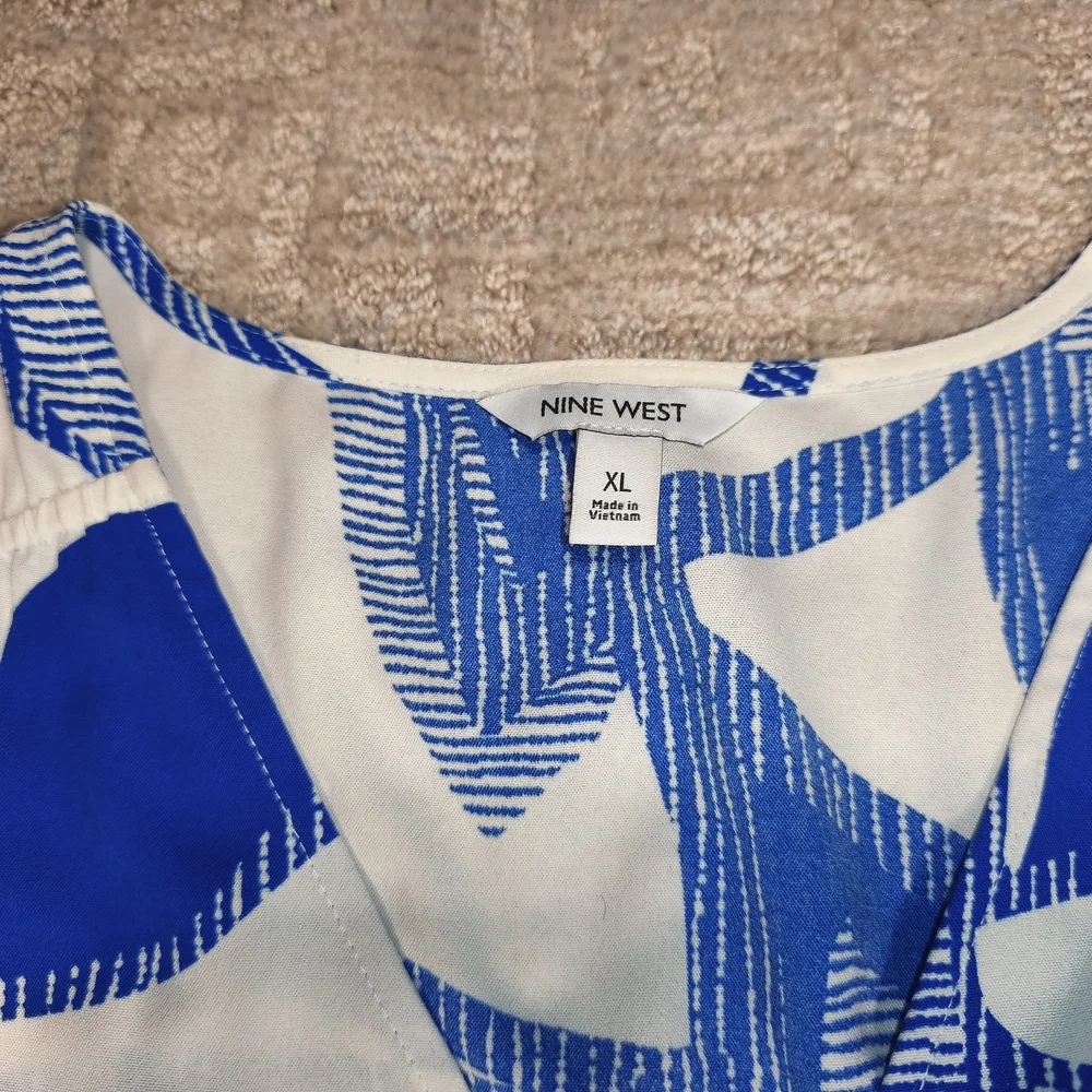 Nine West Women's Top Blouse Size XL White Blue Sleeveless Floral Button Up - Picture 6 of 8